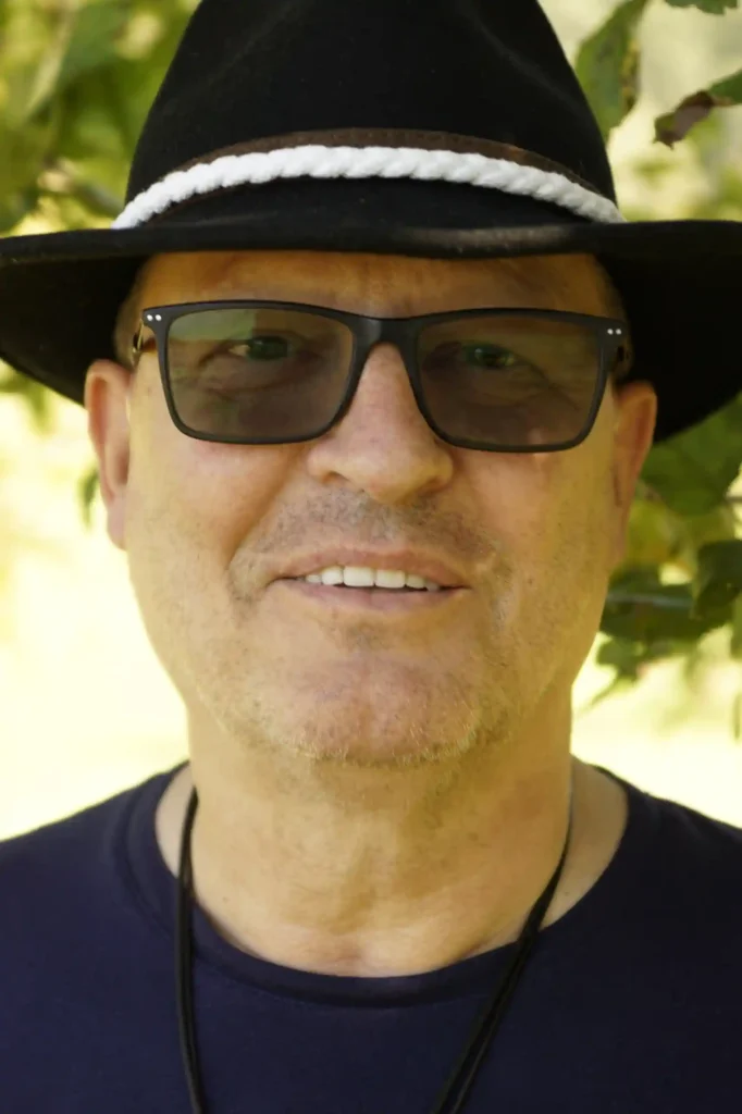 Boys to men Mentor, ein Mann mit Cowboy-Hut und T-Shirt, Sommer-Stimmung.